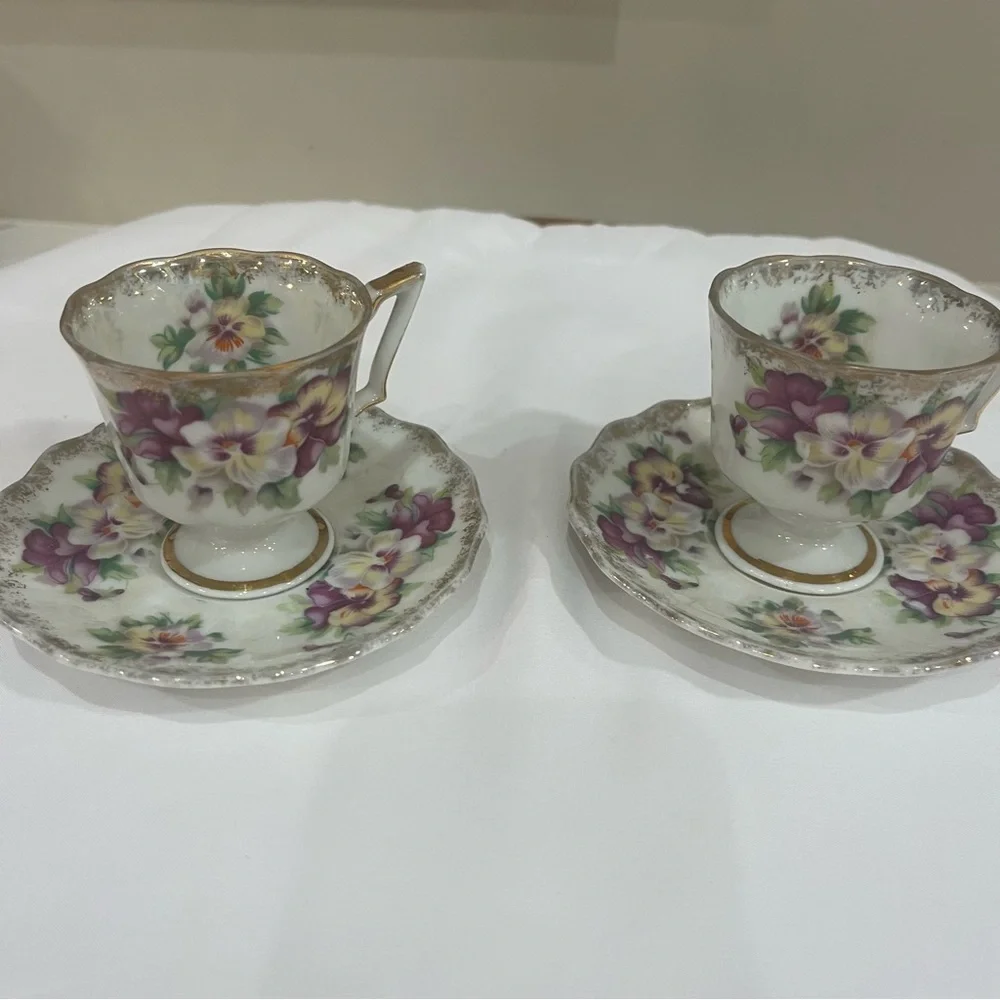 Vintage China 2 expresso cups/ saucers excellent condition daises gold trim